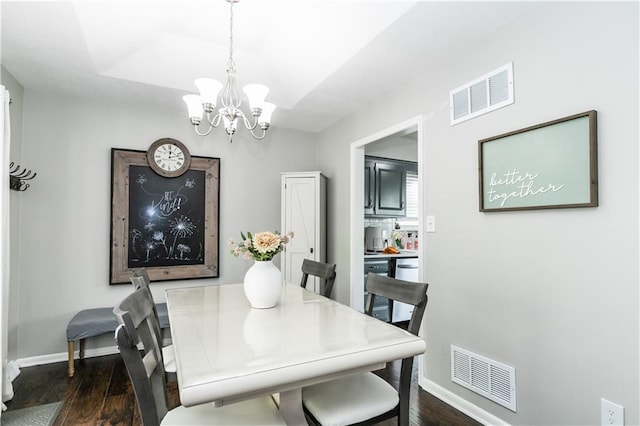 dining room with baseboards, visible vents, and an inviting chandelier