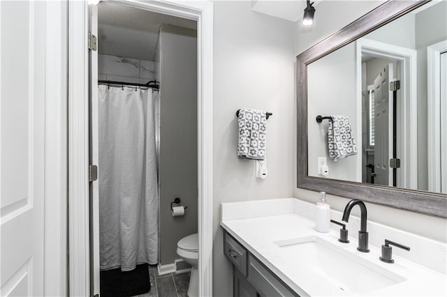 bathroom with toilet, a shower with curtain, and vanity