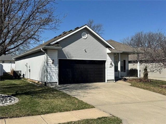 view of front of home featuring an attached garage, fence, central air condition unit, a front yard, and driveway