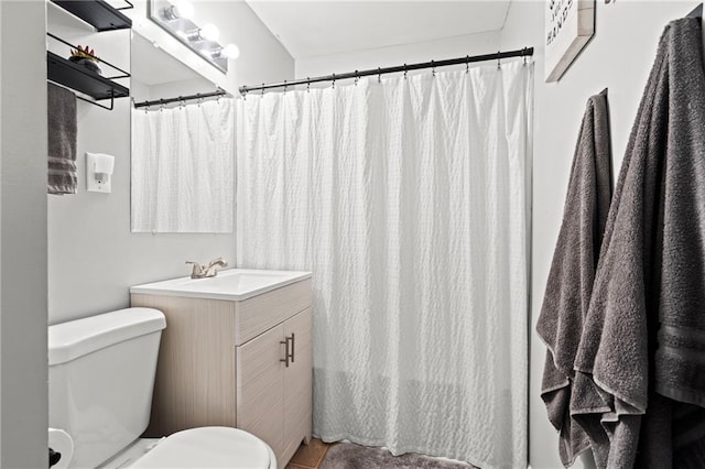 full bathroom with vanity, toilet, and a shower with curtain