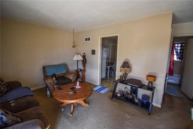 living area with baseboards, visible vents, and carpet floors