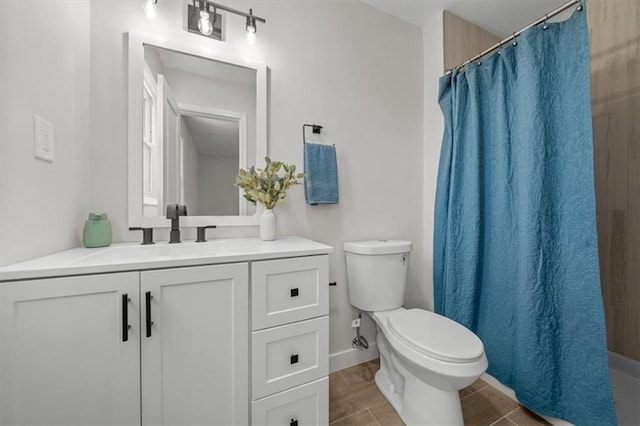 bathroom with curtained shower, toilet, and vanity