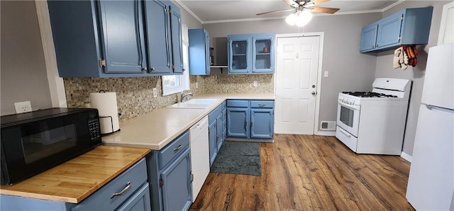 kitchen featuring blue cabinets, visible vents, a ceiling fan, white appliances, and crown molding