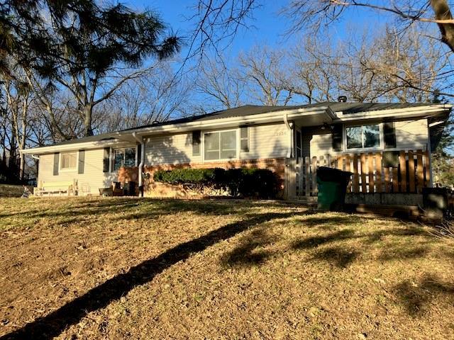 view of front of property featuring a front lawn