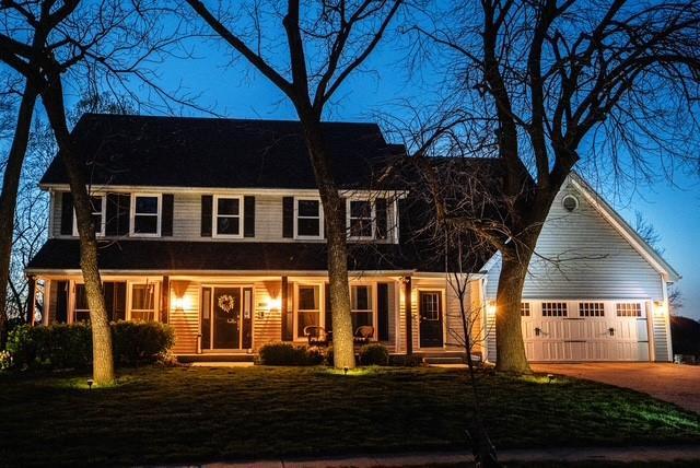 view of front of home with covered porch and driveway