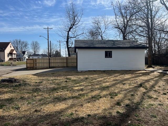 view of yard featuring an outbuilding and fence