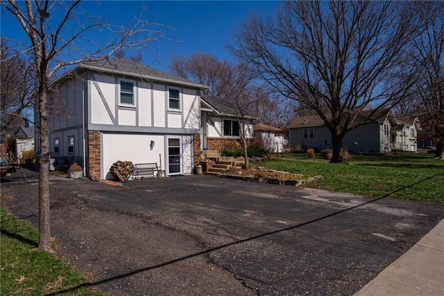 view of front of house featuring stucco siding and a front yard