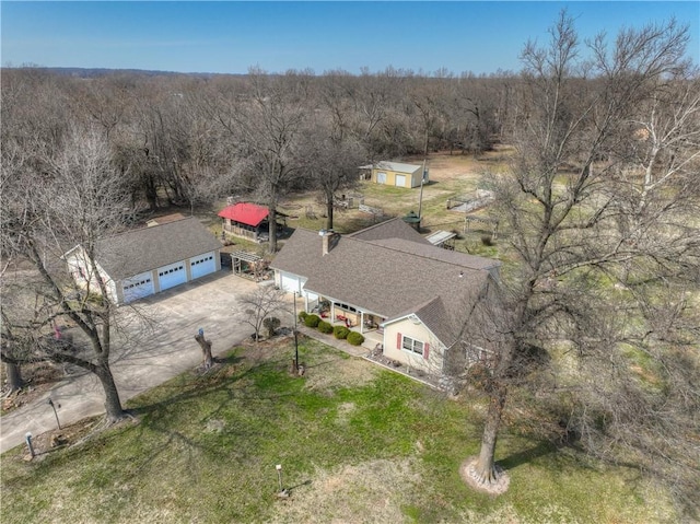 birds eye view of property featuring a wooded view