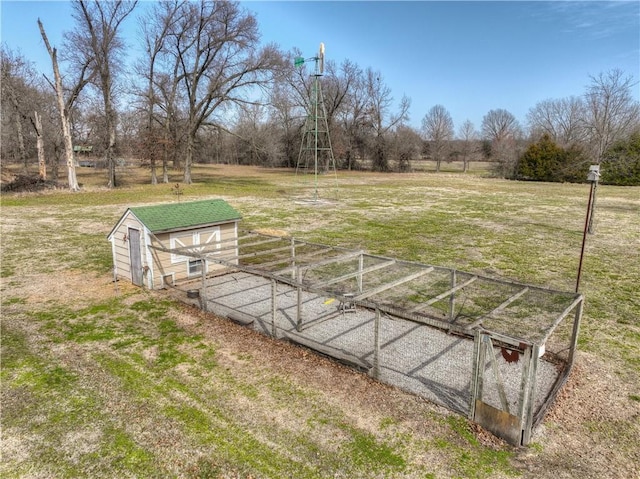 view of yard with an outbuilding