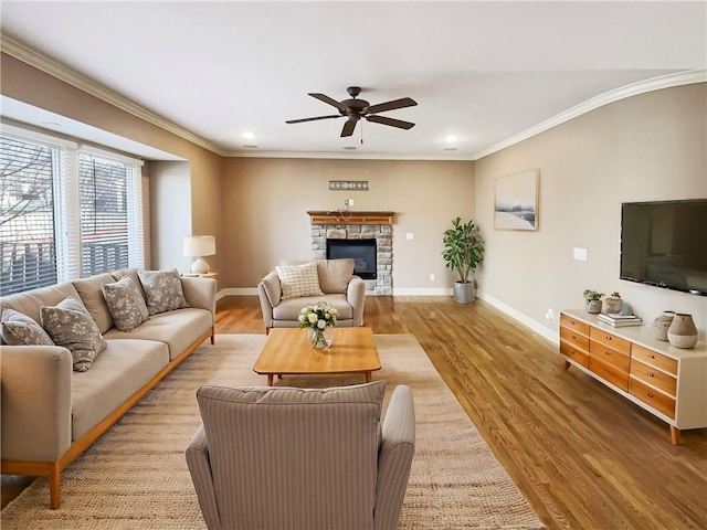 living room featuring light wood-style floors, baseboards, crown molding, and ceiling fan