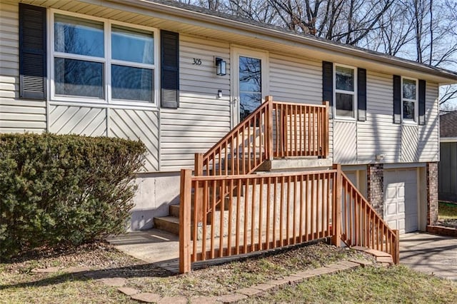 view of front of house featuring an attached garage and driveway