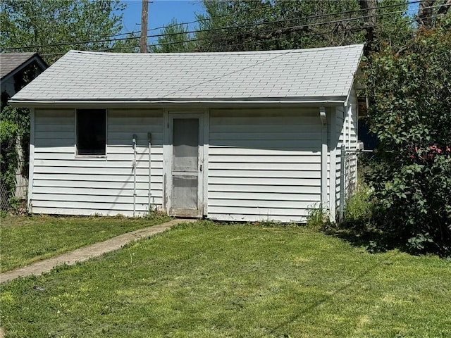 view of outdoor structure with an outbuilding