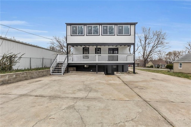 view of front of house featuring a porch and driveway