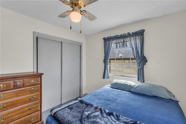 bedroom with a closet, a textured ceiling, and ceiling fan