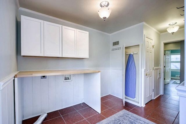 laundry room featuring visible vents, wainscoting, hookup for a washing machine, cabinet space, and dark tile patterned flooring