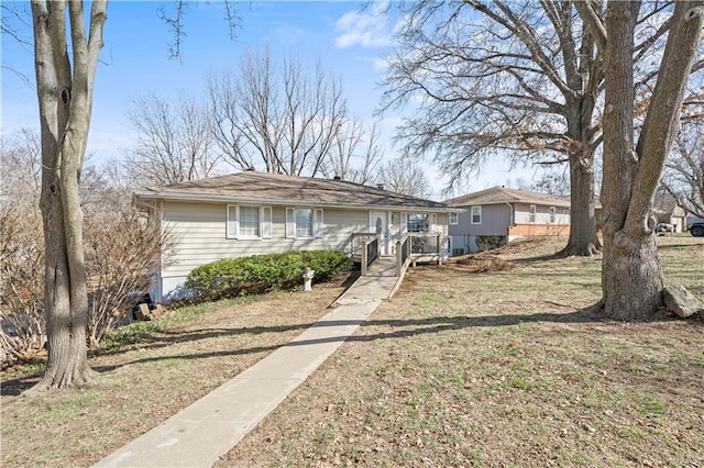 ranch-style house featuring a front yard