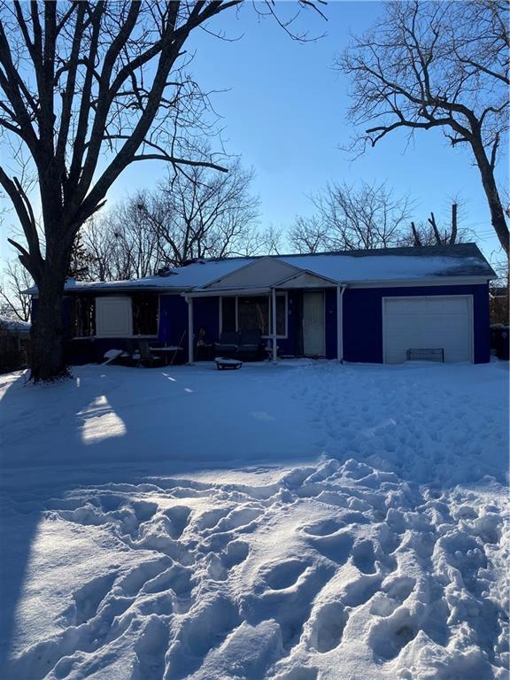 single story home featuring an attached garage