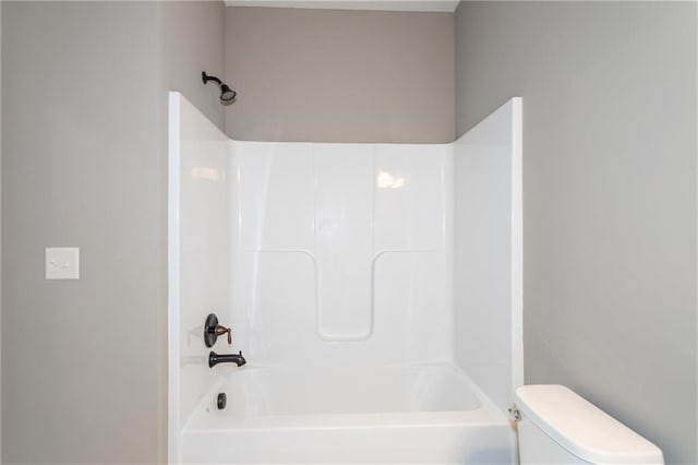 bathroom featuring toilet and washtub / shower combination