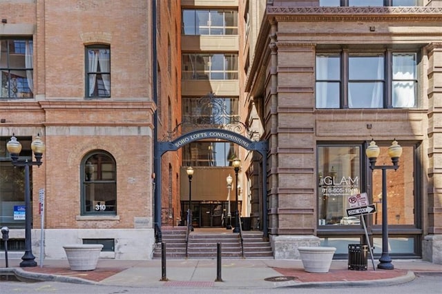308 W 8th St Unit 414, Kansas City, MO 64105 - entrance to property featuring brick siding