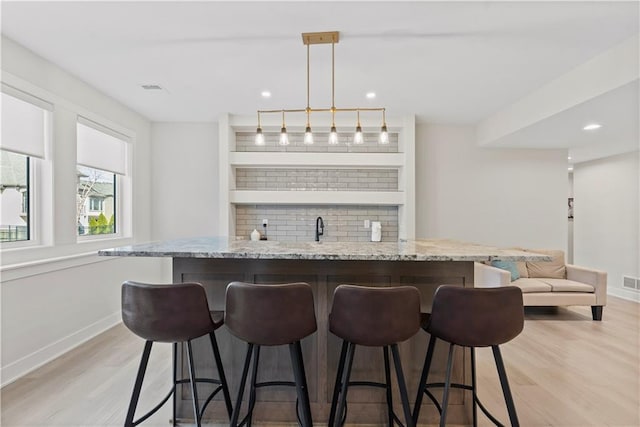 bar with recessed lighting, baseboards, light wood-type flooring, and backsplash