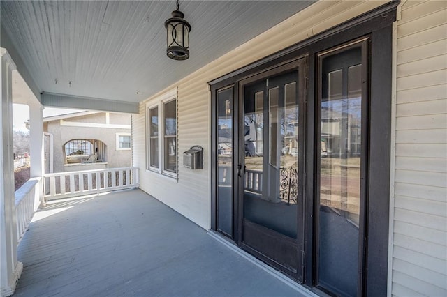 property entrance featuring covered porch