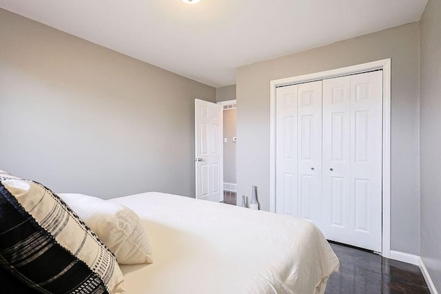 bedroom featuring a closet, baseboards, and visible vents