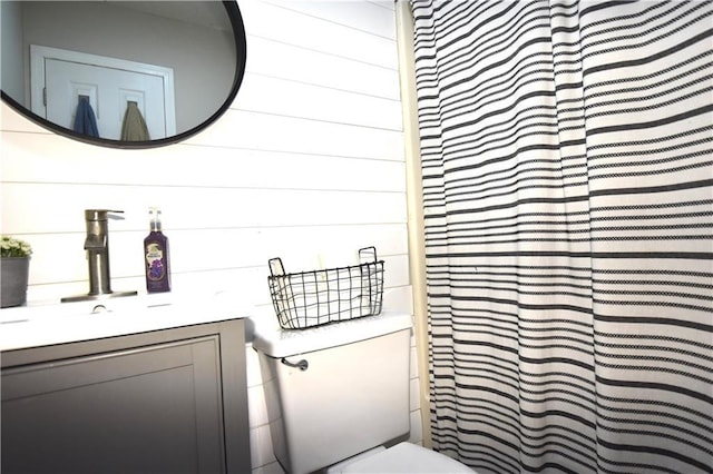 bathroom featuring vanity, a shower with shower curtain, and toilet