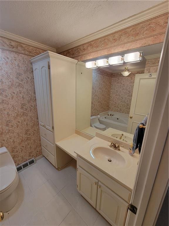 full bath featuring visible vents, a textured ceiling, wallpapered walls, and ornamental molding