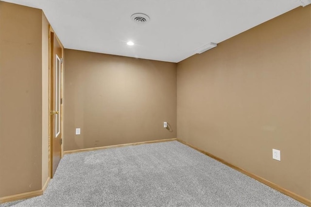 carpeted spare room featuring recessed lighting, visible vents, and baseboards