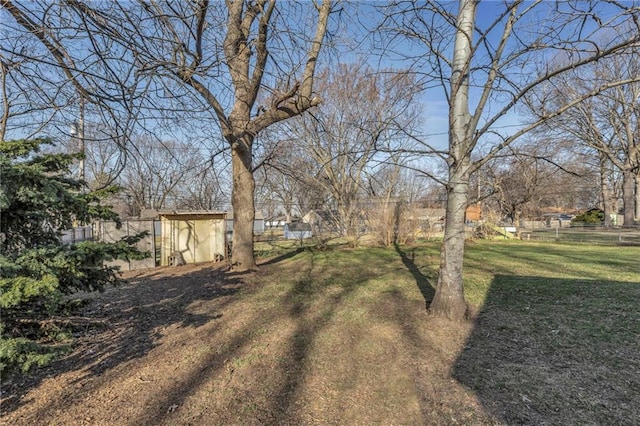 view of yard featuring an outbuilding and fence