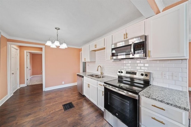 kitchen featuring dark wood-style floors, visible vents, an inviting chandelier, a sink, and appliances with stainless steel finishes