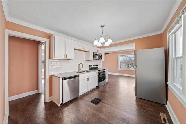 kitchen with visible vents, dark wood-type flooring, a notable chandelier, a sink, and stainless steel appliances