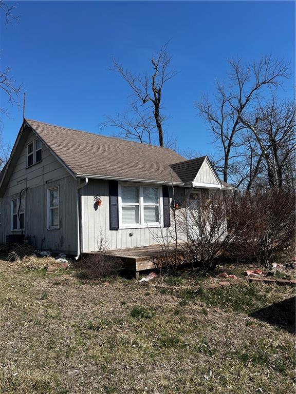 view of front of house with a shingled roof