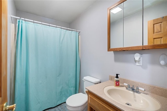 full bathroom with a shower with shower curtain, toilet, and vanity