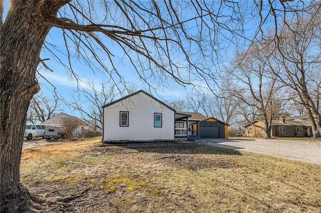 view of front of home featuring gravel driveway