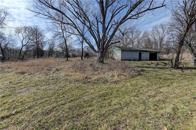 view of yard featuring an outdoor structure and a pole building