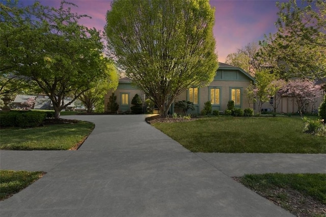 view of front of home featuring a lawn
