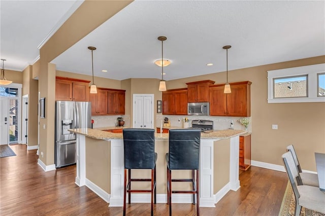 kitchen with tasteful backsplash, dark wood-style floors, appliances with stainless steel finishes, and baseboards