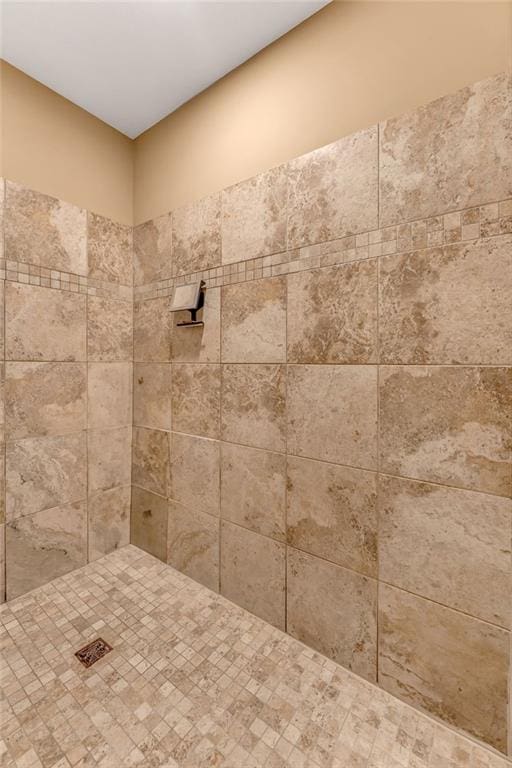 bathroom featuring tiled shower