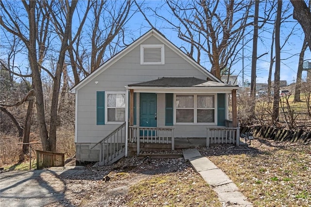 view of front of property featuring a shingled roof