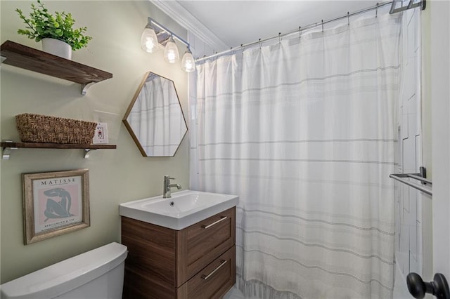 bathroom with curtained shower, toilet, and vanity