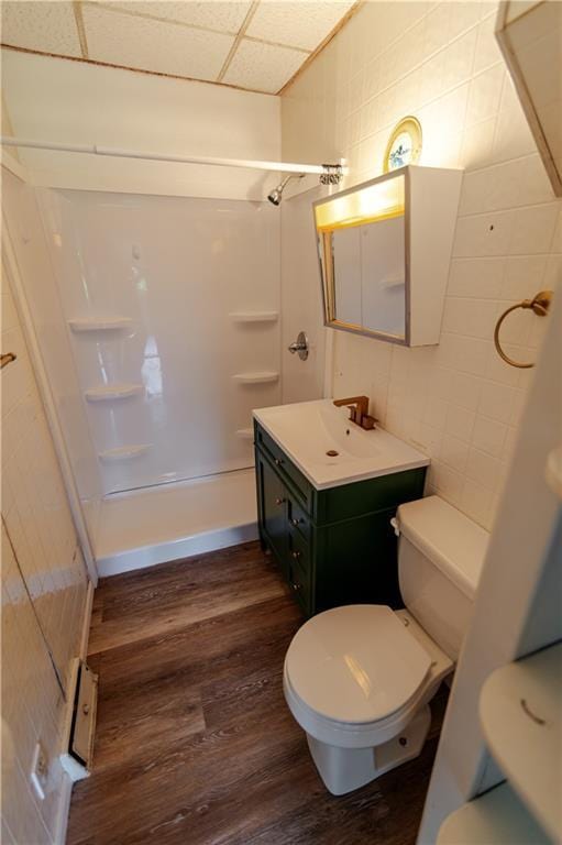 713 N 13th St, Atchison, KS 66002 - bathroom featuring wood finished floors, vanity, and shower / bathtub combination