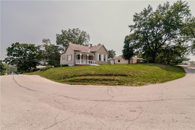 713 N 13th St, Atchison, KS 66002 - ranch-style house featuring a front yard and a porch