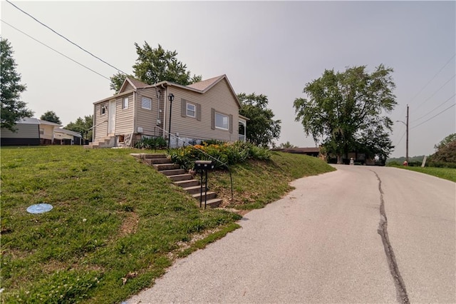 713 N 13th St, Atchison, KS 66002 - view of front facade with a front lawn and entry steps