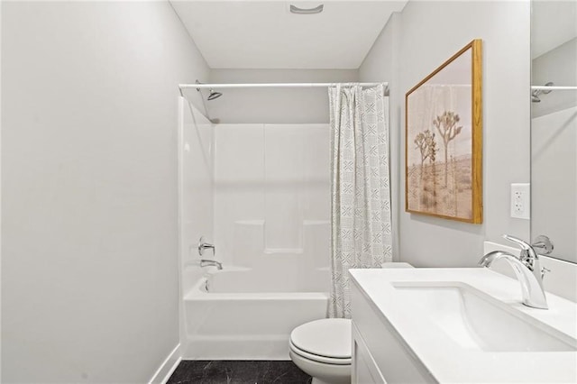 full bath with baseboards, shower / bath combo with shower curtain, toilet, and vanity