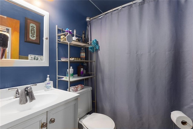 full bath featuring a shower with curtain, toilet, and vanity