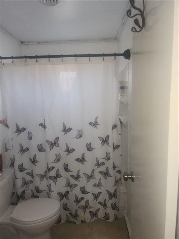 full bath featuring curtained shower and toilet