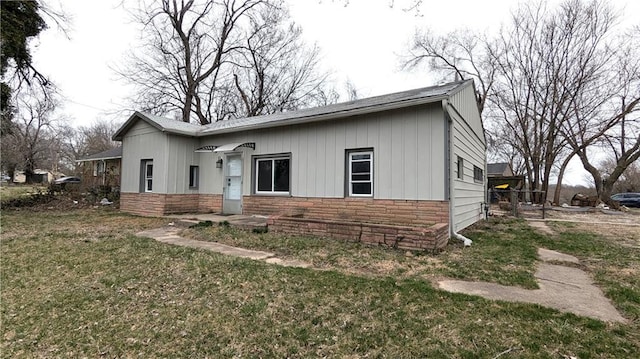 view of front of house featuring a front lawn