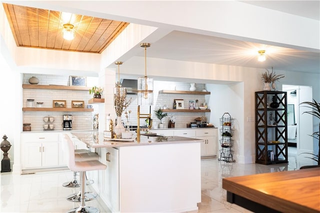 bar with decorative backsplash and hanging light fixtures