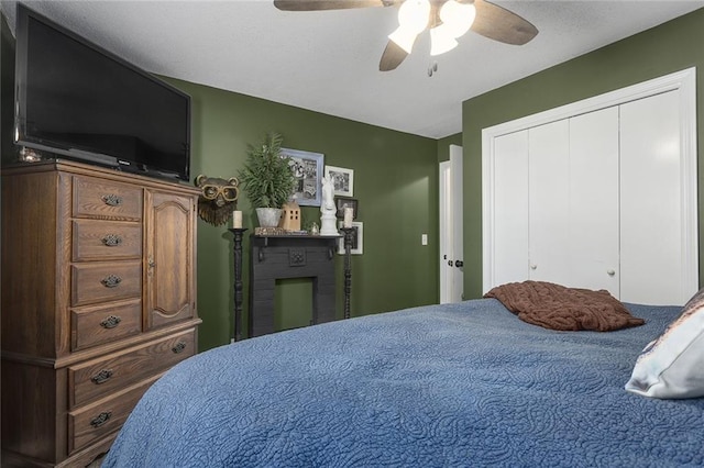 bedroom with a ceiling fan and a closet